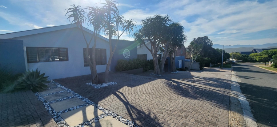 6 Bedroom Property for Sale in Fraaiuitsig Western Cape